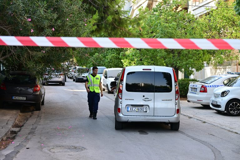 Νέα στοιχεία για τη γυναικοκτονία στη Νέα Σμύρνη: Ο 48χρονος της άφησε 1.000 ευρώ, πήρε το περίστροφο και έφυγε – Τι έδειξε η ιατροδικαστική (video)
