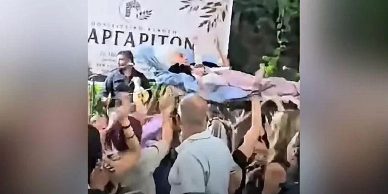 Μεγαλείο ψυχής: Μετέφεραν κατάκοιτη ηλικιωμένη με ξαπλώστρα για να μην χάσει το πανηγύρι (video)