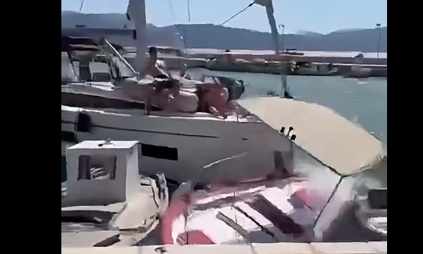 Αναστάτωη στον Κάλαμο: Ιστιοφόρο «σαρώνει» δεμένα σκάφη μέσα στο λιμάνι (VIDEO)