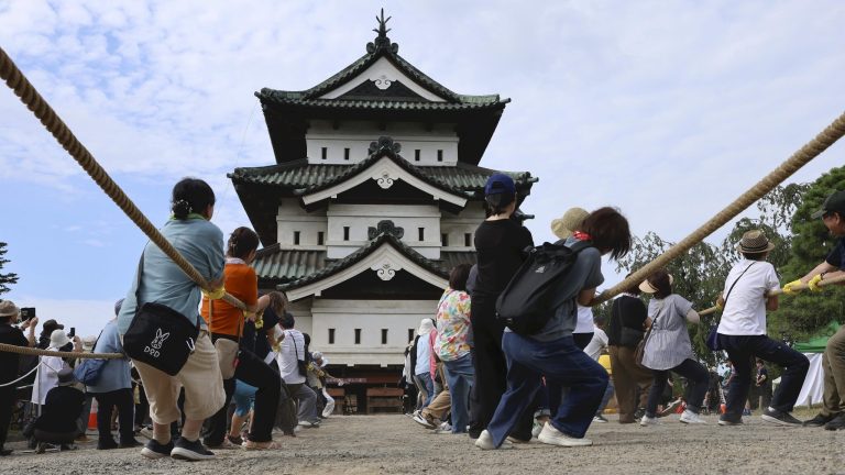 1.800 άνθρωποι μετακίνησαν κάστρο 360 τόνων στην Ιαπωνία τραβώντας το με σχοινιά