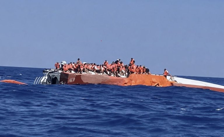 Σκηνές πανικού ανοιχτά της Κερύνειας: Πλοίο με 279 άτομα ανατρέπεται – Το βίντεο είναι καθαρός τρόμος