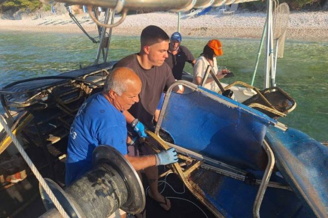Ομπρέλες και ξαπλώστρες στην υποβρύχια… σκούπα του Δήμου Βόρειας Κέρκυρας (VIDEO)