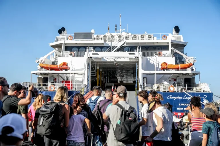 Με βαλίτσες για Δεκαπενταύγουστο: «Βουλιάζουν» τα λιμάνια, γεμάτα τα πλοία