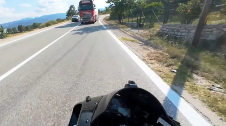 «Παραλίγο να πεθάνω»: Βυτιοφόρο προσπερνά σε στροφή και βγαίνει πάνω σε μοτοσικλετιστή (VIDEO)