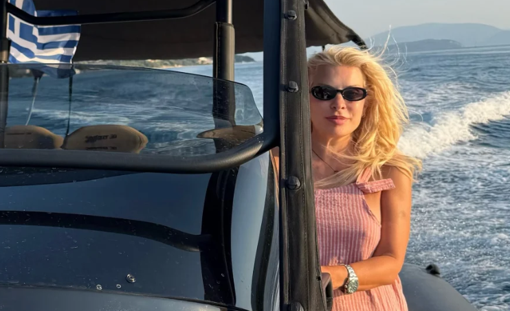 Η Ελένη Μενεγάκη σε summer mode: Βόλτα με σκάφος και «ήλιος, θάλασσα και σιωπή» (PHOTOS)