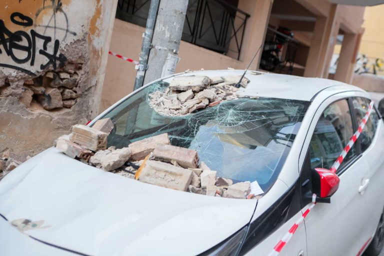 Θεσσαλονίκη: Μπαλκόνι κατέρρευσε πάνω σε σταθμευμένο αυτοκίνητο