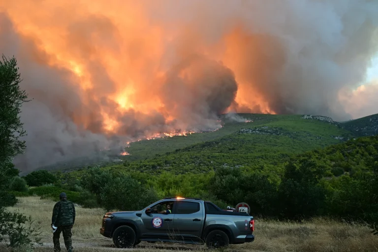 Πόρτο Γερμενό: Μήνυμα 112 για εκκένωση 7 οικισμών – Επιχειρούν πλέον και τα εναέρια μέσα (Video)