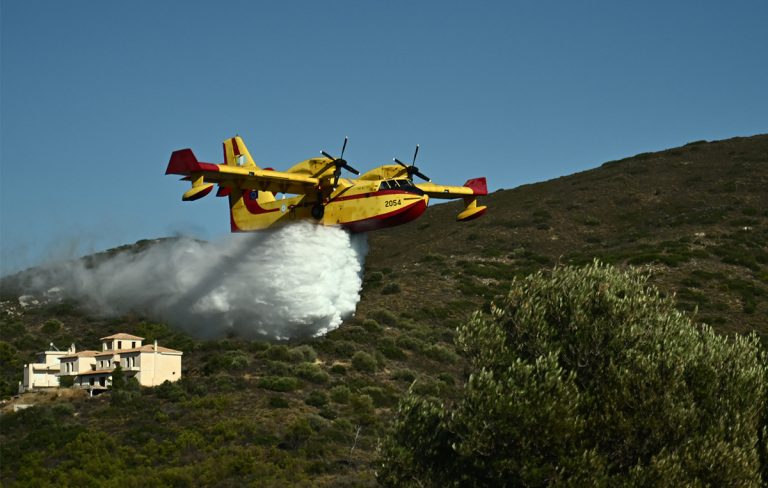 Συναγερμός στο Αγρίνιο: Φωτιά στη Μεγάλη Χώρα, μάχη από γη και αέρα