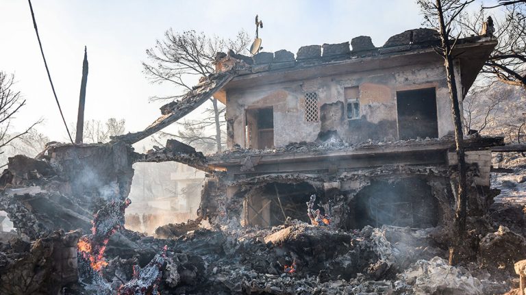 Σαλαμίνα: Ξεκινούν την Τρίτη οι αυτοψίες στα καμένα σπίτια – Στο μικροσκόπιο τα αίτια της φονικής πυρκαγιάς