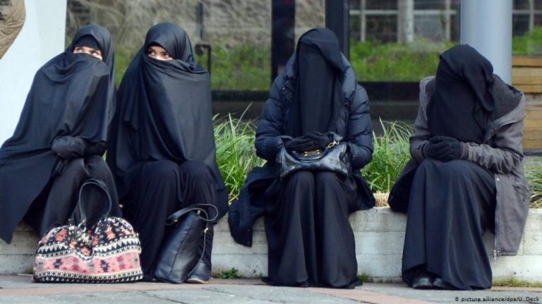 Πορτογαλία: Απαγορεύεται η κάλυψη του προσώπου σε δημόσιους χώρους και αυτό περιλαμβάνει και την μπούργκα