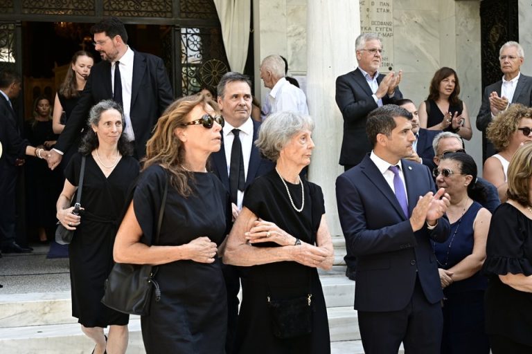 Συγκινησιακά φορτισμένο το τελευταίο «αντίο» στον Στέφανο Μάνο – Ποιοι έδωσαν το «παρών» (photos)
