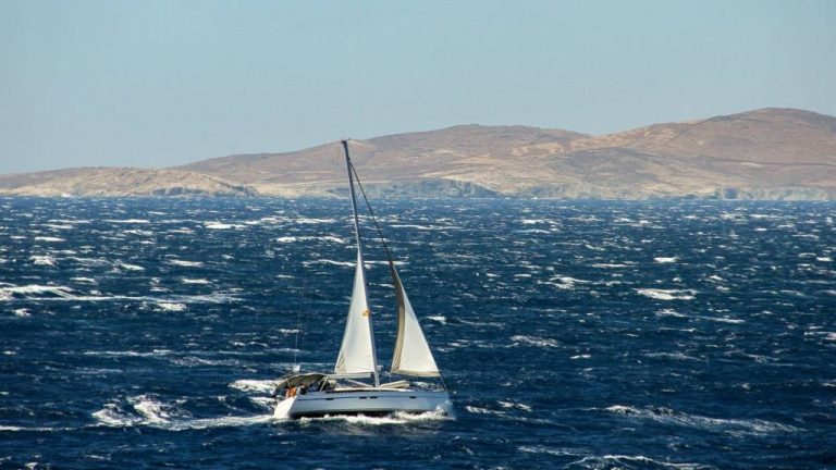 Μελτέμια «σαρώνουν» το Αιγαίο: Απαγορευτικό στα λιμάνια και συναγερμός για φωτιές
