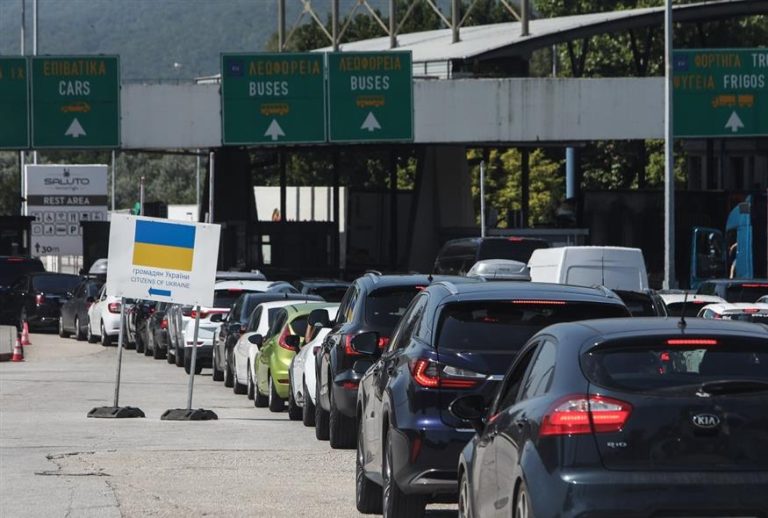 «Πολιορκούν» την Ελλάδα οι Βαλκάνιοι τουρίστες: Χιλιόμετρα οι ουρές στους Ευζώνους – Η μεγάλη κάθοδος του Αυγούστου (Video)