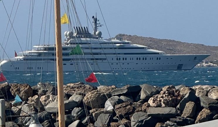Πάρος: Ο σεΐχης των ΗΑΕ και το «πλωτό παλάτι» των 146 μέτρων – Δείπνο με 30 καλεσμένους στο νησί