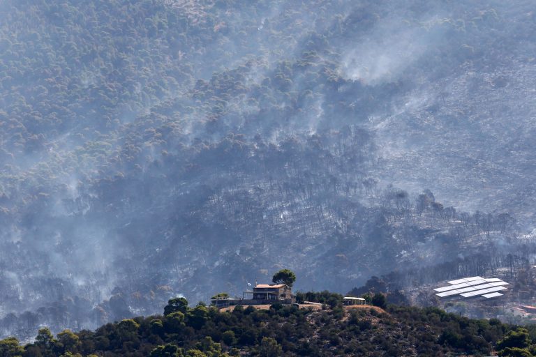 Δυτική Αττική: Κρίσιμες οι επόμενες ώρες – Φόβοι για νέες αναζωπυρώσιες, εικόνες καταστροφής στο Πόρτο Γερμενό (video+photos)