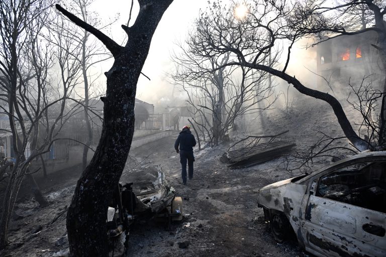 Σαλαμίνα: Αμέλεια πίσω από τη φονική φωτιά στα Περιστέρια – Στο μικροσκόπιο οι καταγγελίες για εμπρησμό στα Σελήνια
