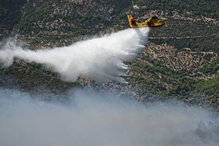 Φωτιά στη Φωκίδα: Μάχη με τις φλόγες στο Σκάλωμα – Μήνυμα 112 για εκκενώσεις, ισχυρές επίγειες και εναέριες δυνάμεις (Video)