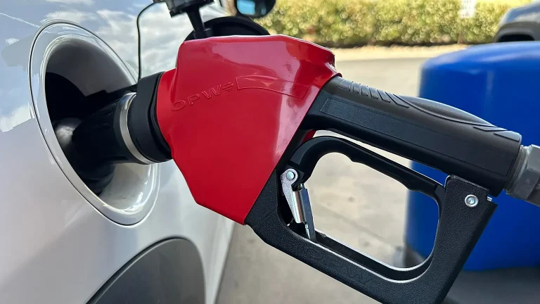 Diesel: Έως 30 ευρώ ακριβότερο το γέμισμα – Στα 203 εκατ. ευρώ την ημέρα η επιβάρυνση στην Ευρώπη