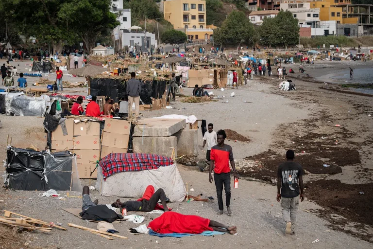 Θέουτα: Στα όριά τους οι κάτοικοι – Παραλίες και δρόμοι γέμισαν αυτοσχέδιους καταυλισμούς (Video)