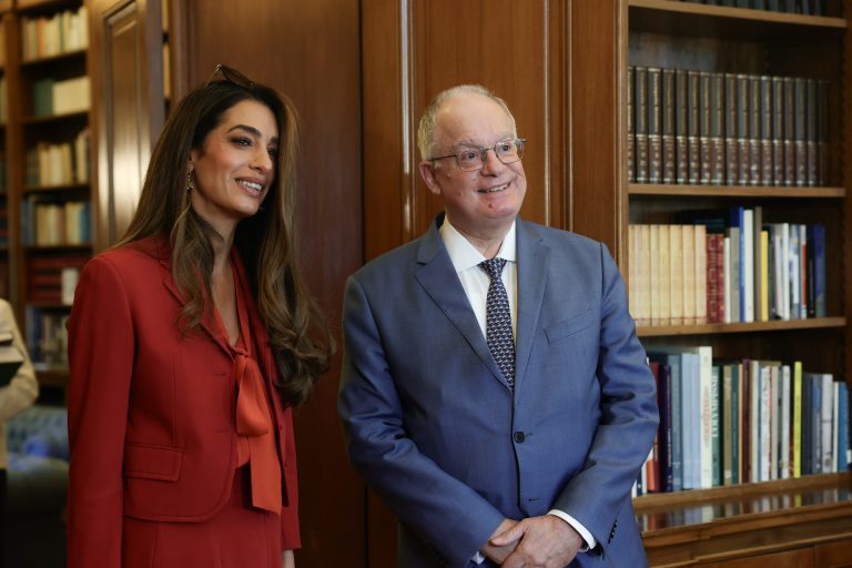 Αμάλ Αλαμουντίν στην Αθήνα: Συνάντηση με Τασούλα και συζήτηση για AI και Πολιτισμό