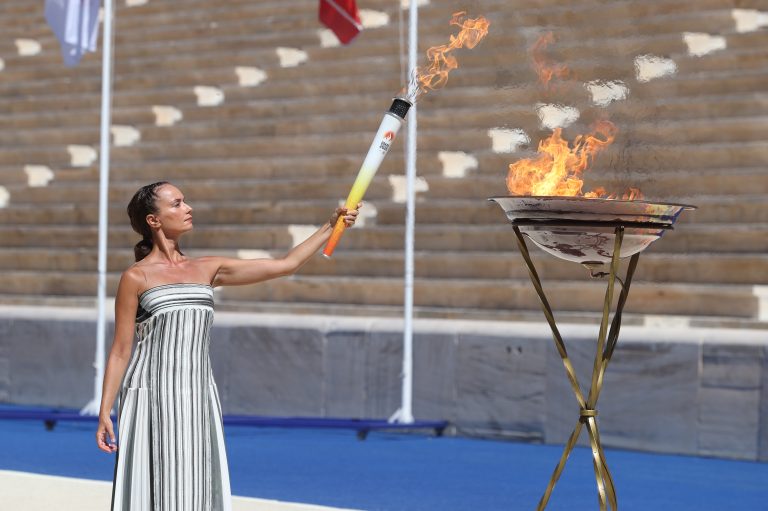Ολυμπιακοί Αγώνες Νέων 2026: Η Φλόγα άναψε στην Αθήνα και ταξιδεύει για τη Σενεγάλη (VIDEO)