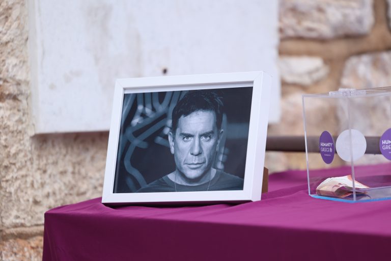 Κηδεία Γιώργου Μαζωνάκη: Με το «Θέλω να γυρίσω στα παλιά» τον αποχαιρέτησε ο Μητροπολίτης Νίκαιας