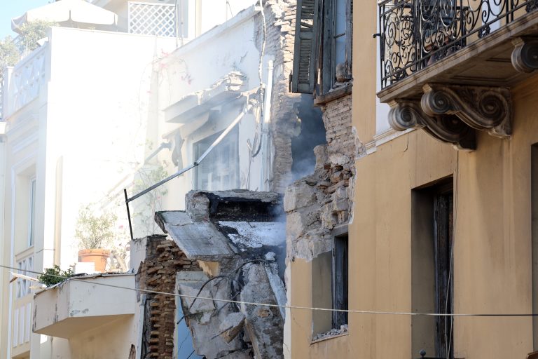 Έκρηξη στην Πλάκα: Έρευνες για πέντε άτομα μετά την κατάρρευση του διώροφου κτιρίου (Video)