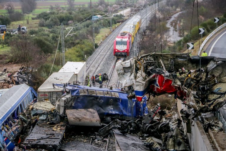 Τέμπη: «Από πού κι ως πού έβγαλαν το παιδί μου λαθρέμπορο;» – Ξέσπασαν οι συγγενείς των μηχανοδηγών