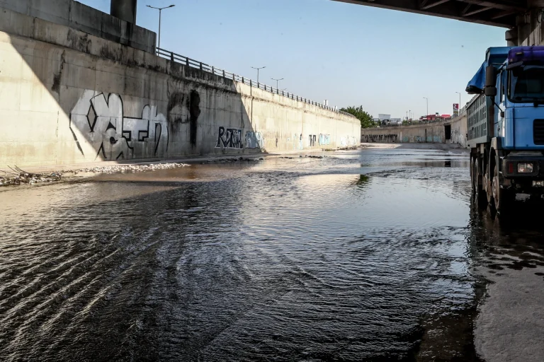 Βιομηχανικά απόβλητα στον Κηφισό: Δύο συλλήψεις και δικογραφία για τέσσερα άτομα