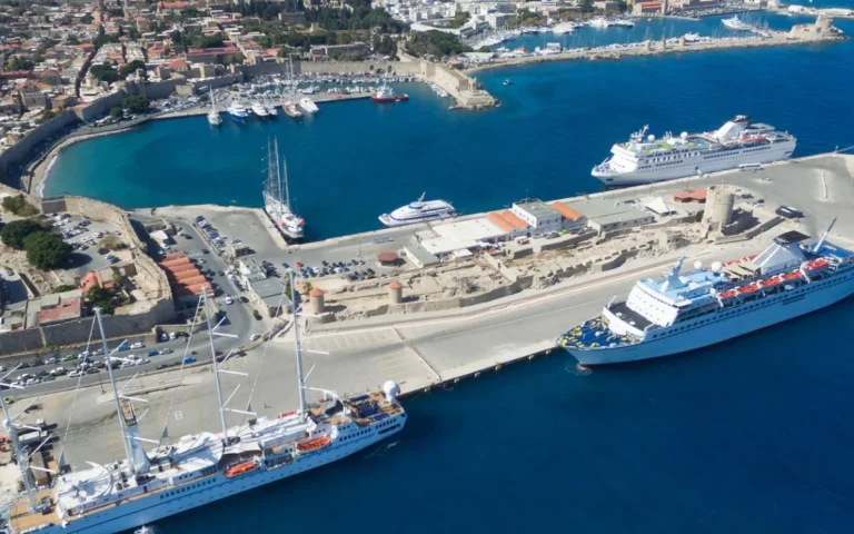 Η κακοκαιρία έφερε εκτάκτως το Queen Anne στη Σούδα με 2.841 επιβάτες