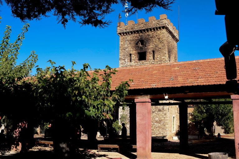 Φωτιά στο οινοποιείο Achaia Clauss: Άθικτο το ιστορικό αρχείο και το κελάρι με τις παλαιές σοδειές
