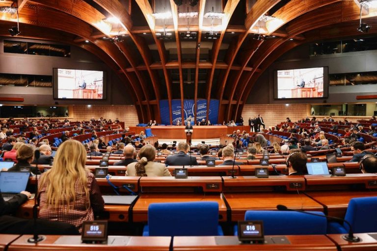 Συμβούλιο της Ευρώπης: Ανθεκτική η ελληνική δημοκρατία, εκκρεμότητες σε υποκλοπές και κράτος δικαίου