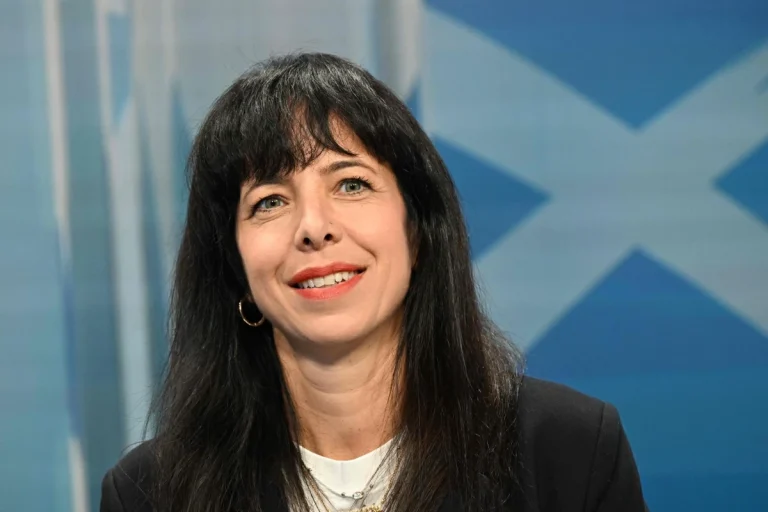 Ποια είναι η Ελίφ Εράλπ που διεκδικεί τη δημαρχία του Βερολίνου