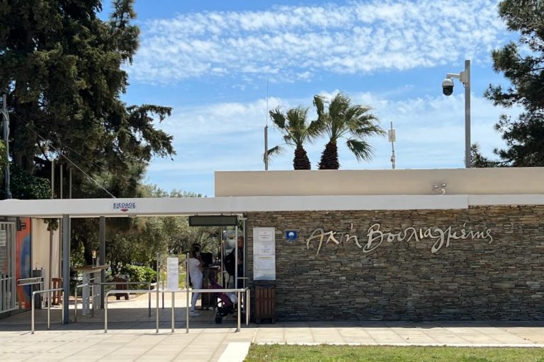 Ελεύθεροι μετά τις απολογίες τους οι δύο κατηγορούμενοι για τον θάνατο του 82χρονου στη Βουλιαγμένη
