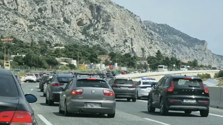 Ατύχημα: Καραμπόλα 6 αυτοκινήτων στην Αθηνών Κορίνθου – Ουρές χιλιομέτρων προς Αθήνα