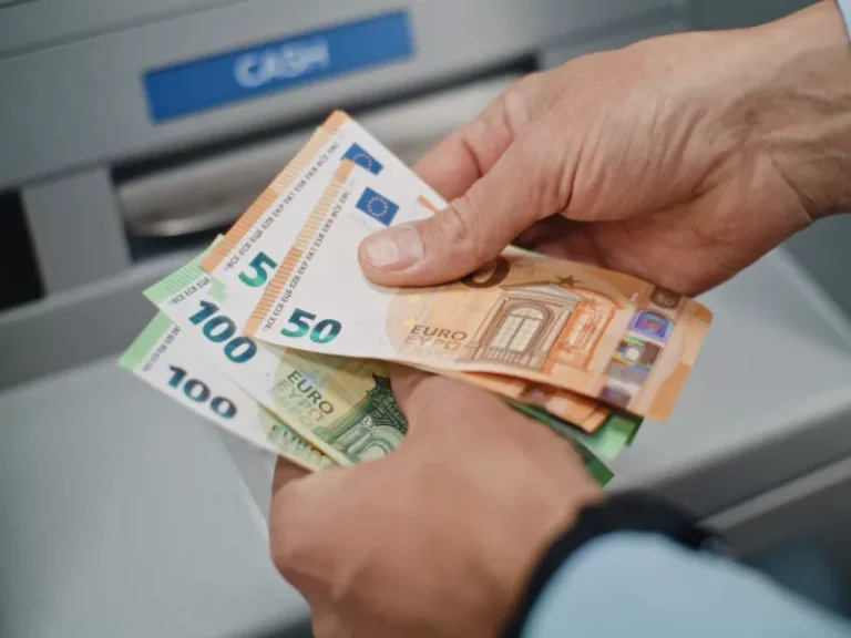 Ειδικό εποχικό βοήθημα: Ποιοι παίρνουν έως 1.438 ευρώ και μέχρι πότε κάνουν αίτηση