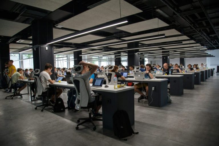 Μισθοί το 2027: Οι αυξήσεις σε ιδιωτικό και δημόσιο τομέα – Ποιοι κερδίζουν έως 1.673 ευρώ
