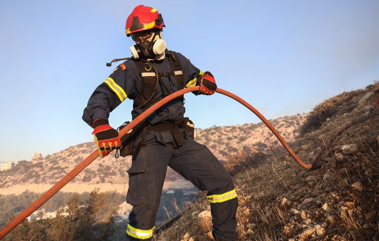 Φωτιά σε απορρίμματα στον Ασπρόπυργο – Κοντά στις γραμμές του Προαστιακού