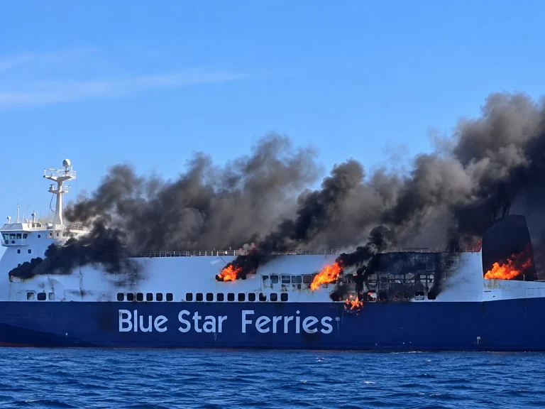 BLUE CARRIER 2: Σώοι οι 29 επιβαίνοντες μετά τη φωτιά βόρεια της Μυκόνου (Video)