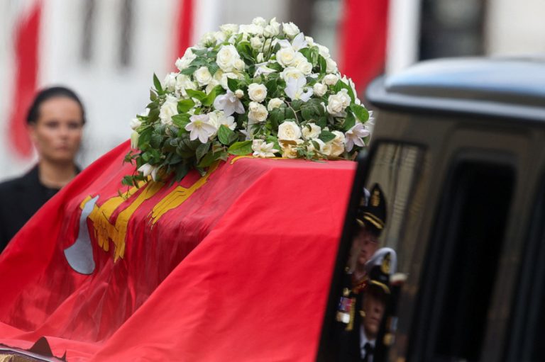 Το τελευταίο αντίο στον βασιλιά Χάραλντ – Ο Παύλος Ντε Γκρες και οι γαλαζοαίματοι στην τελετή