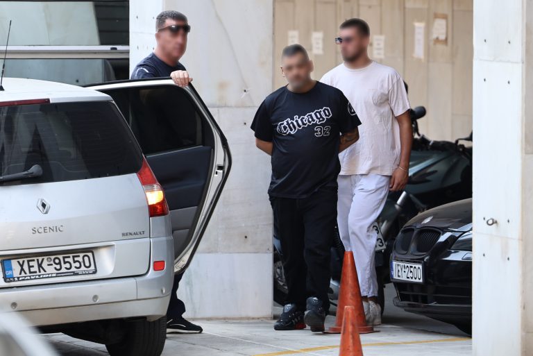 Κυψέλη: Tην Παρασκευή και οι 3 κατηγορούμενοι στον ανακριτή – Επιτέθηκε σε αστυνομικούς ο 43χρονος (video)