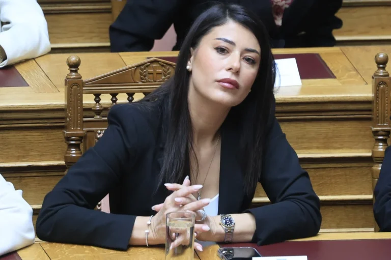 Γιατί ήρθη η ασυλία της Λατινοπούλου – Τι αλλάζει για την ευρωβουλευτή που στράφηκε ευθέως κατά Ν.Δ. και Βελόπουλου (Video)