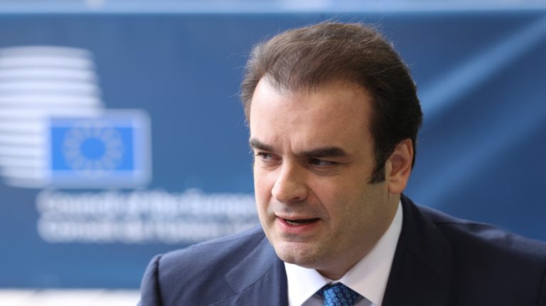 Πλαφόν 15% στις προκαταβολές και πρόστιμα έως 500.000 ευρώ για τους servicers