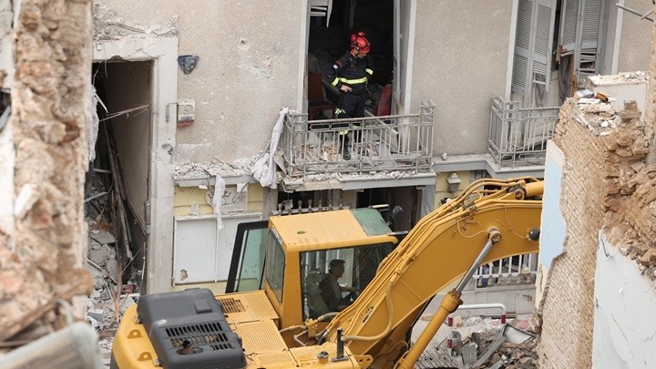 Έκρηξη στην Πλάκα: Εξετάζουν την εγκατάσταση αερίου – Αρχίζουν έλεγχοι στα γειτονικά κτήρια (Video)
