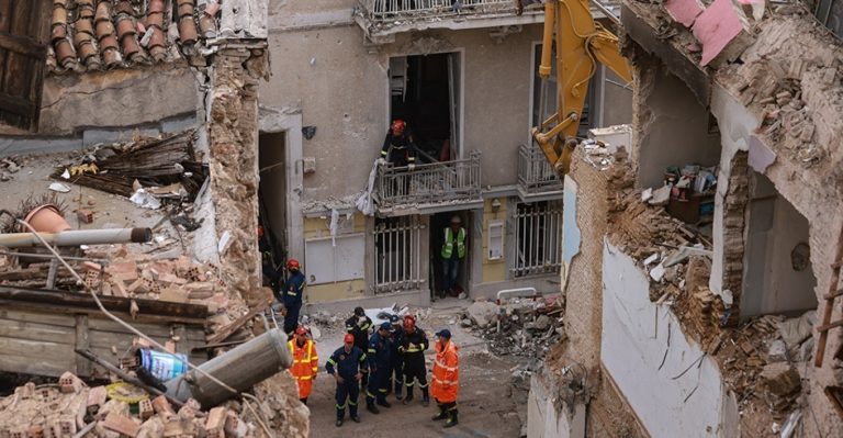 Έκρηξη στην Πλάκα: Προχωρούν οι έρευνες για την εγκατάσταση αερίου – Στην Ιατροδικαστική οι συγγενείς των έξι θυμάτων (Video)