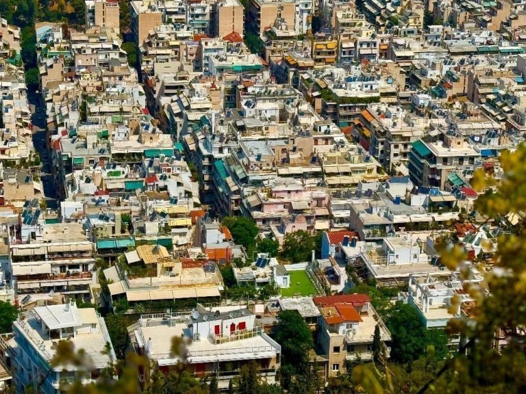 Σπίτι στην Ευρώπη; Για το 72% δεν μπορεί να αγοράσει 75 τ.μ. ούτε με δάνειο 30 ετών