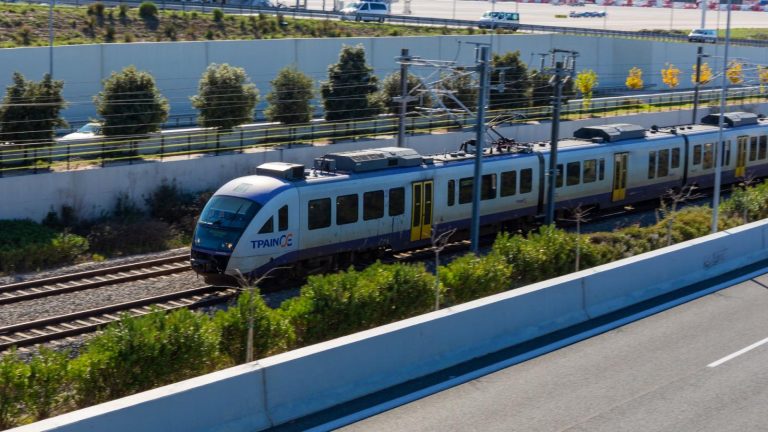 Τραγωδία στην Κόρινθο: Άνδρας παρασύρθηκε από συρμό του προαστιακού – Ανασύρθηκε νεκρός