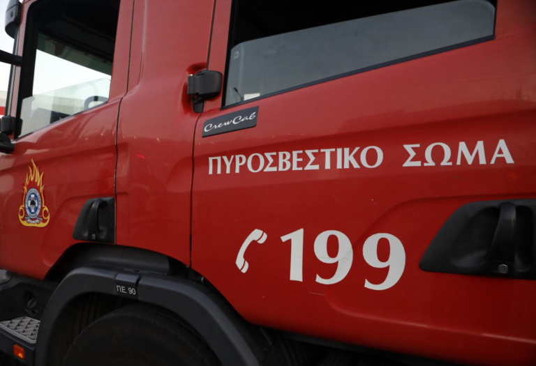 Φωτιά σε κτήριο στο κέντρο της Αθήνας – Μερική κατάρρευση και διακοπή κυκλοφορίας στη Θεμιστοκλέους