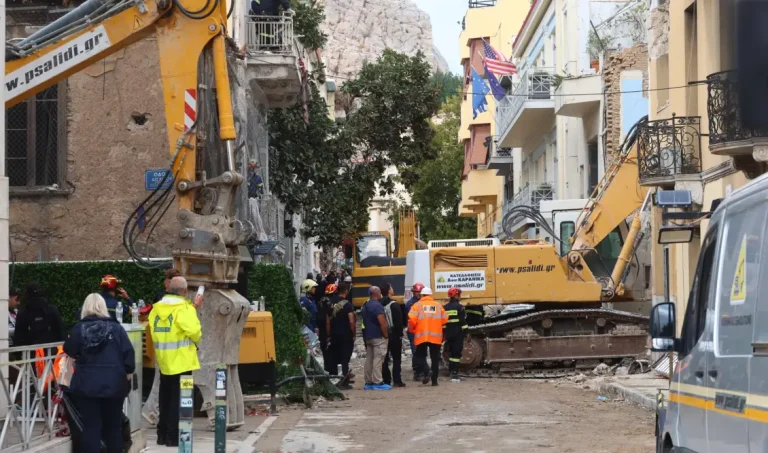 Πλάκα: Δεν προϋπήρξαν αναφορές για οσμή αερίου διευκρινίζει η Πυροσβεστική – Άγνωστα μέχρι στιγμής τα αίτια της έκρηξης