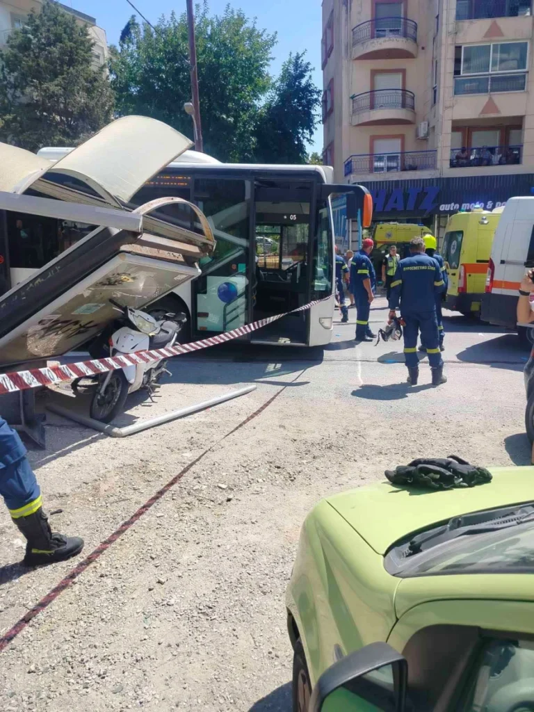 Θεσσαλονίκη: Λεωφορείο προσέκρουσε σε στάση στη Νεάπολη – Τραυματίστηκαν τέσσερις γυναίκες, βαριά οι δύο (Video)
